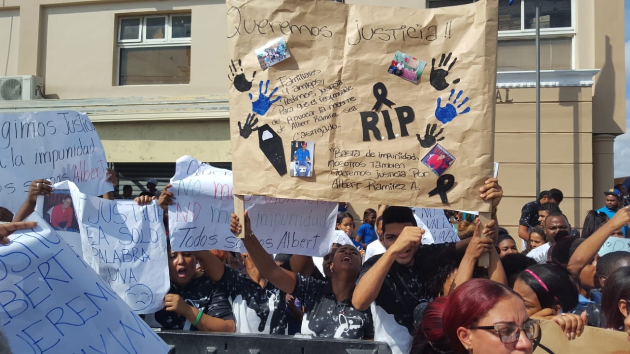Alumnos de la Escuela Pública República de Taiwán, donde Albert Ramírez Alcántara tenía dos meses haciendo su pasantía  como profesor de Matemáticas, protestan frente a la Fiscalía de la Provincia de Santo Domingo. 