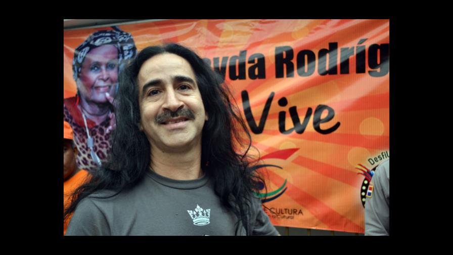 Sociólogo y cantautor Roldán Mármol denuncia prohibición de Gagá Sociólogo y cantautor Roldán Mármol denuncia prohibición de Gagá