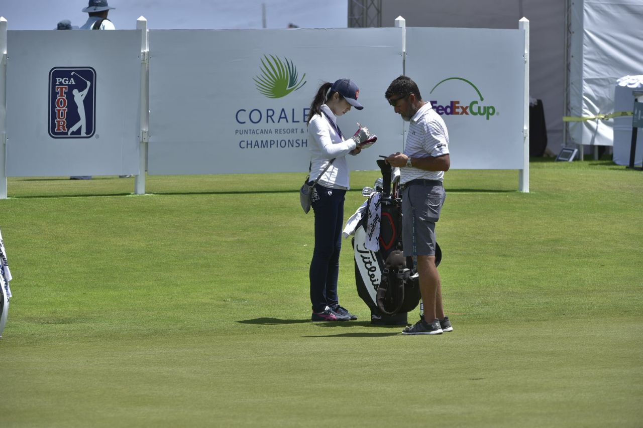 Golfistas de preparan para la jornada del PGA-RD.
