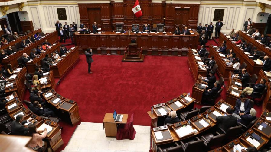 Parlamento debate renuncia de Kuczynski mientras espera llegada de su sucesor Parlamento debate renuncia de Kuczynski mientras espera llegada de su sucesor