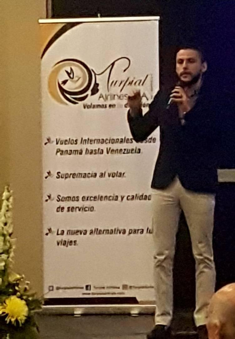 Gerente de Estación de Turpail Airlines, Wilmer Pino explicando el servicio que ofrecerá la nueva aerolínea.