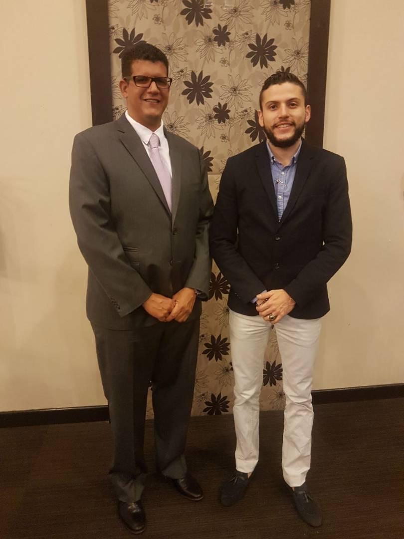 El gerente general de Turpail Airlines Isaías Sarmiento junto al gerente de Estación Wilmer Pino.  