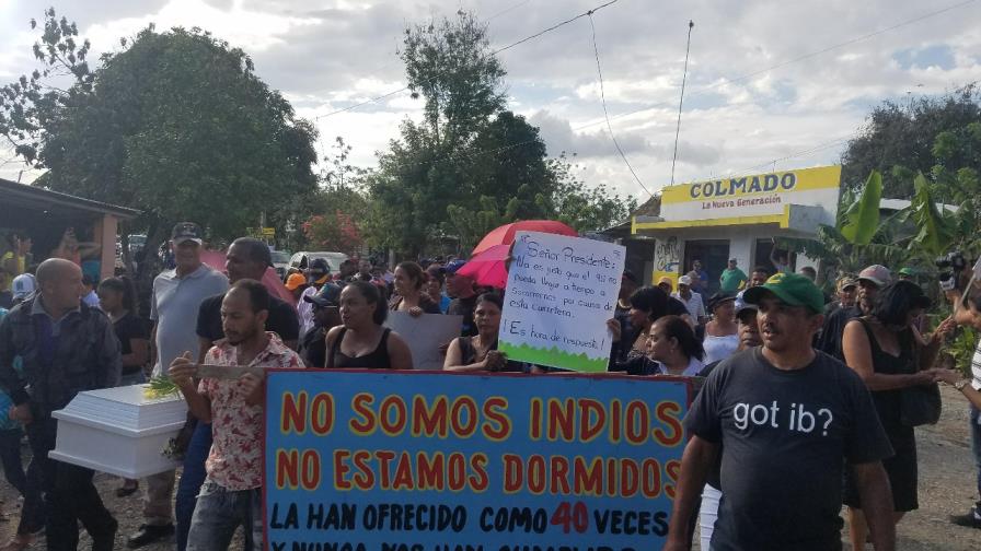 Comunidad mocana de Cacique entierra su “carretera” Comunidad mocana de Cacique entierra su “carretera”