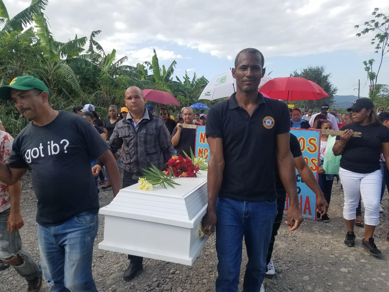 La “carretera” fue enterrada por la comunidad