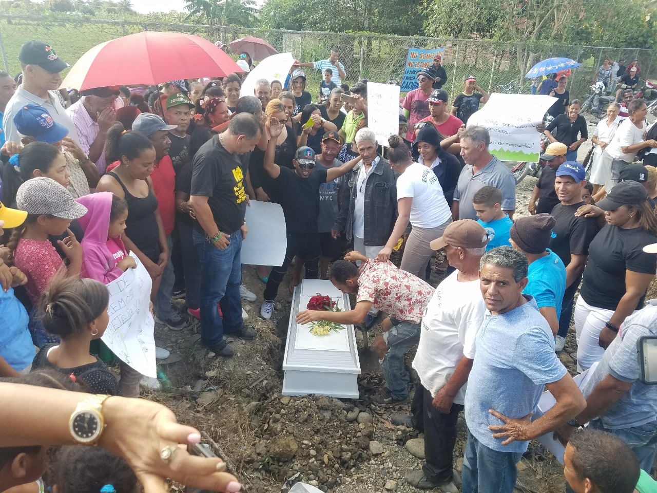 La ceremonia se llevó a cabo en el cementerio local