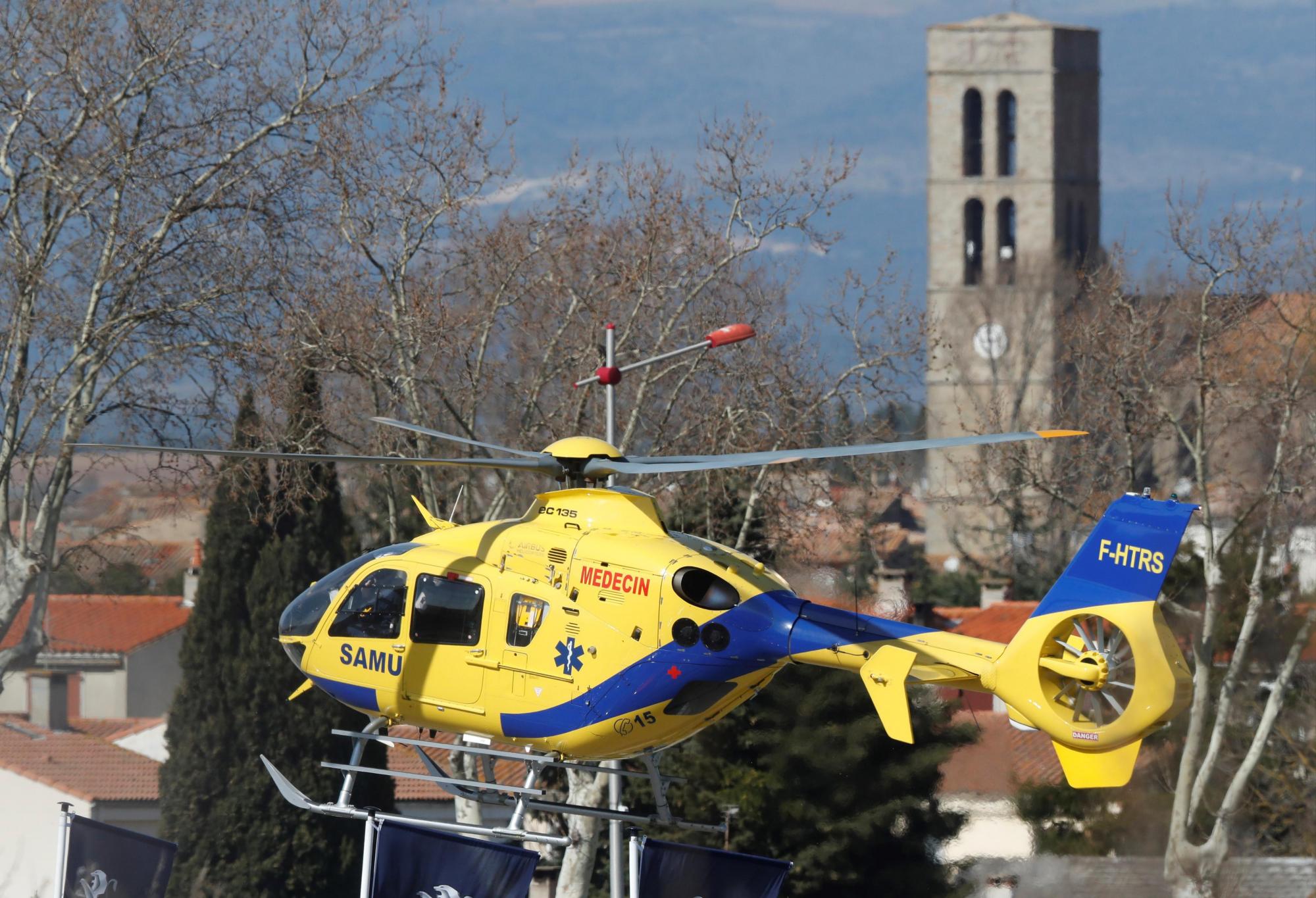 Un helicóptero de los servicios sanitarios sobrevuela los alrededores del supermercado de la cadena Système U.