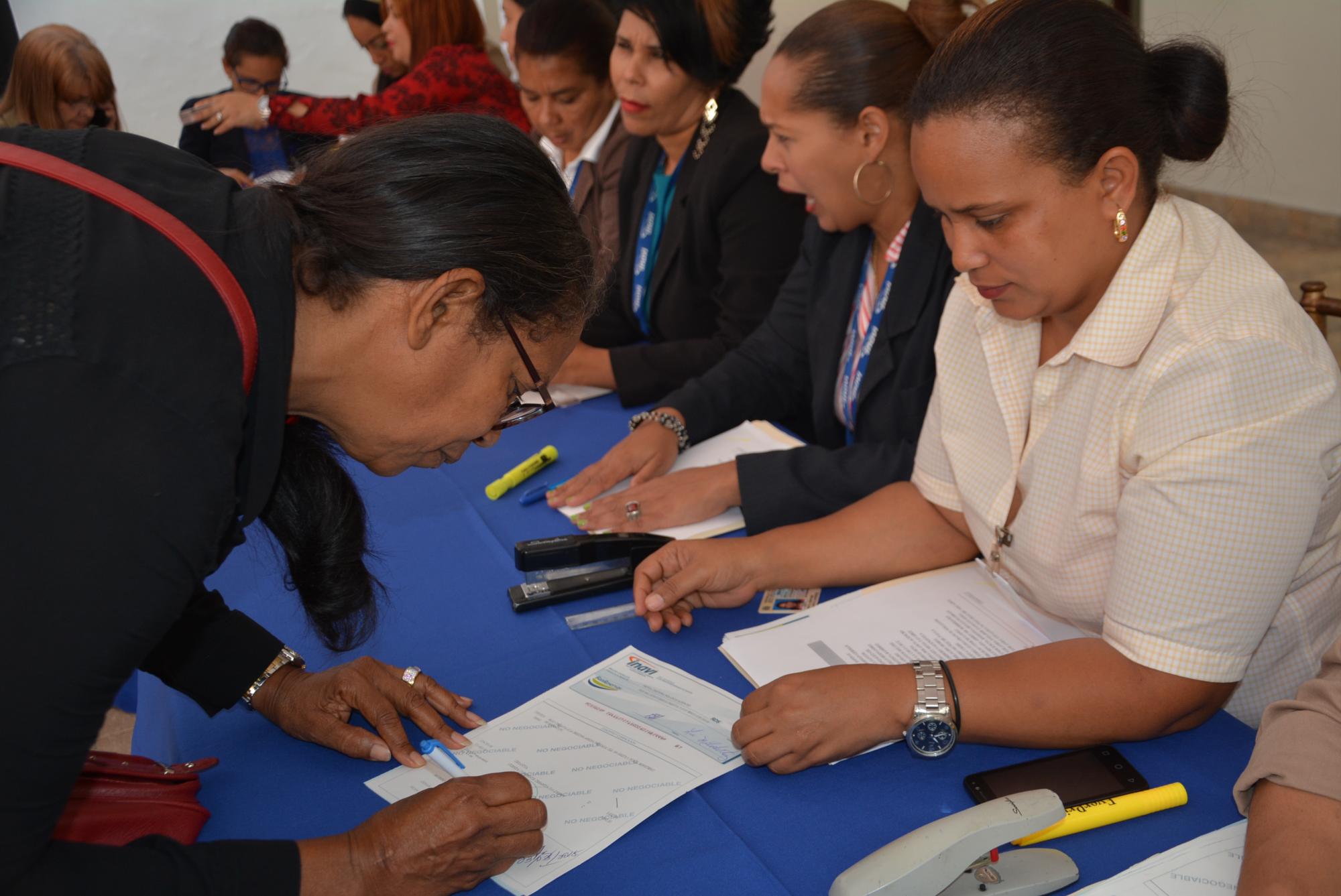 Firma de profesores que recibieron los recursos.  