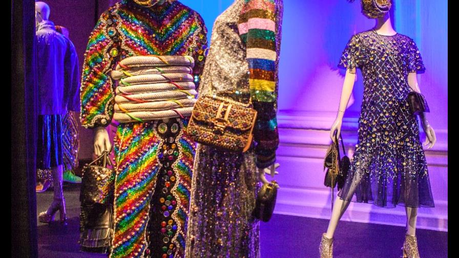 Lechones de Santiago en las vitrinas de la tienda Saks en Nueva York