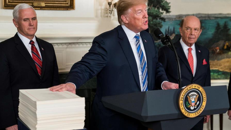  Trump firma a regañadientes un presupuesto federal que le hace “infeliz”