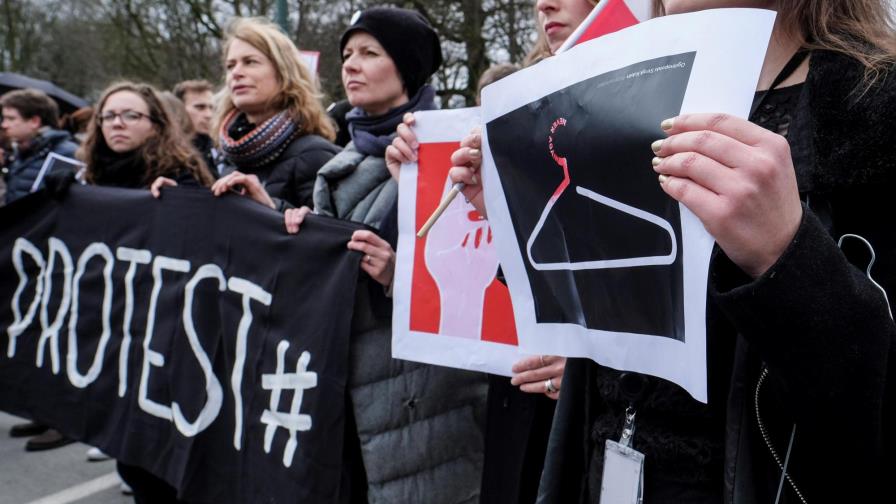 Manifestación contra el plan del Gobierno polaco para restringir aborto