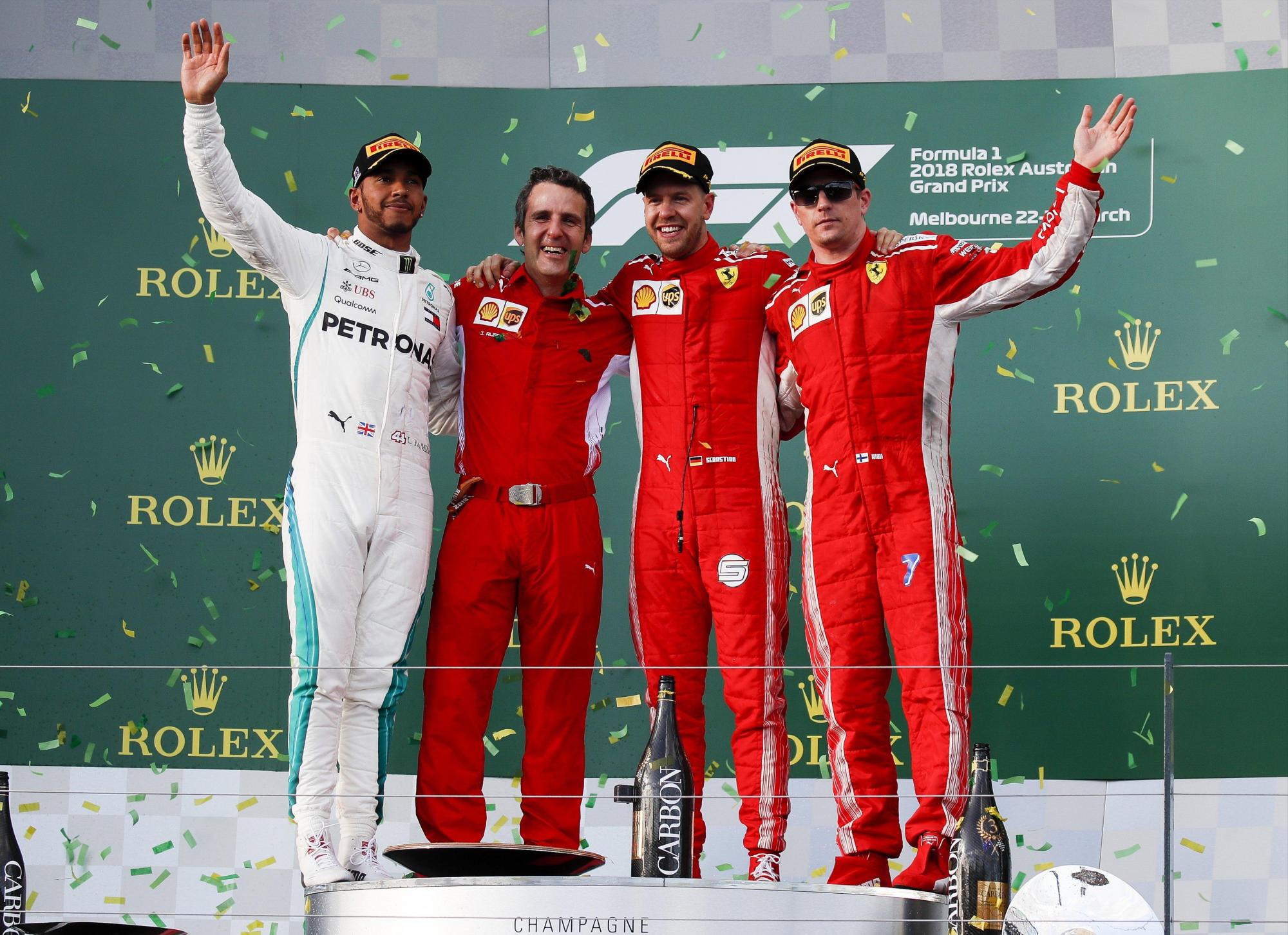 Lewis Hamilton, Iñaki Rueda (i), jefe de estrategia en Scuderia Ferrari, Sebastian Vettel y Kimi Raikkonen posan en el podio para la Fórmula 2018 Un Gran Premio de Australia en el circuito Albert Park en Melbourne, Australia, 25 de marzo de 2018.