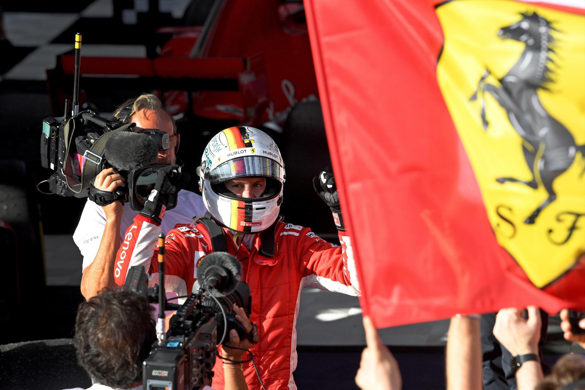 El alemán Sebastian Vettel del equipo de Ferrari celebra después de ganar el Gran Premio de Fórmula Uno 2018 de Australia en el circuito Albert Park en Melbourne, Australia, el 25 de marzo de 2018.