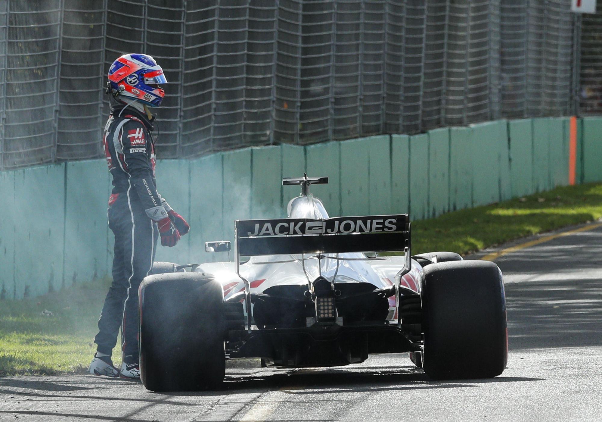 Charles Leclerc de Sauber reacciona después de que su auto se descompuso durante el Gran Premio de Fórmula Uno 2018 de Australia en el circuito Albert Park en Melbourne, Australia, el 25 de marzo de 2018.