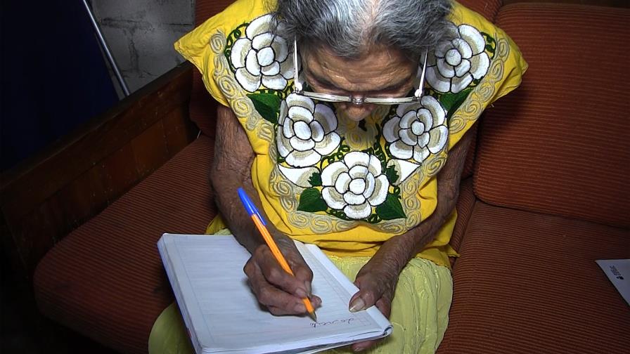 Lupita, mexicana que aprendió a leer con 96 años y quiere seguir estudiando Lupita, mexicana que aprendió a leer con 96 años y quiere seguir estudiando