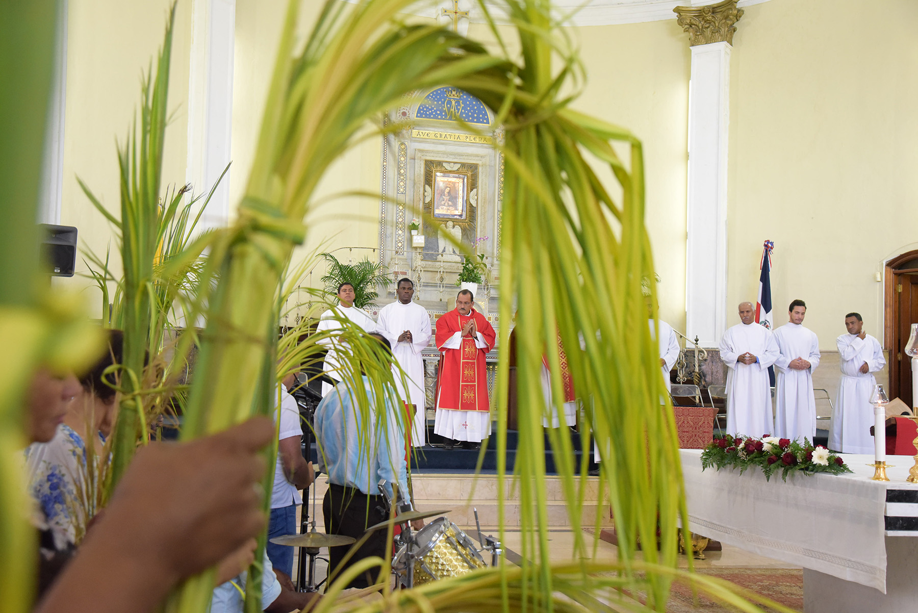 La gente llevó palmeras a la celebración