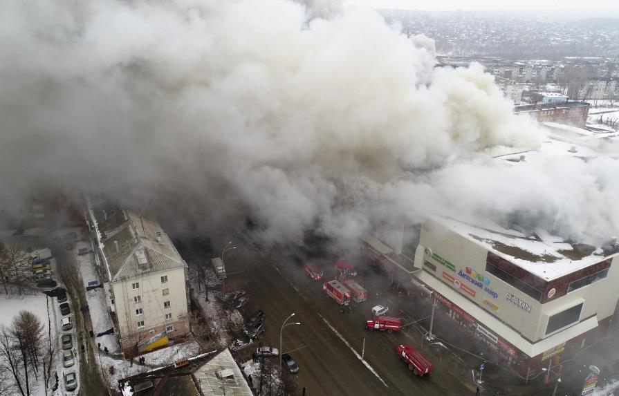 Mueren 37 personas por incendio en centro comercial ruso