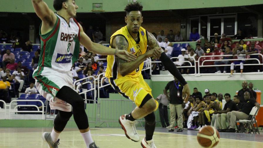 Rafael Barias y San Carlos ganan en el básquet de la capital