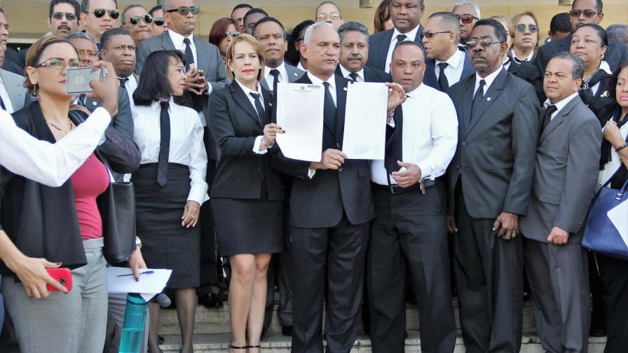 Notarios se enfrentan al presidente de  Suprema Corte por papel de seguridad