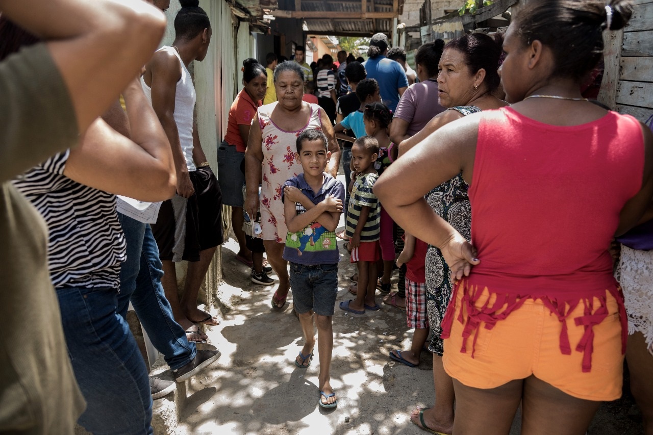 Los residentes de El Chucho, en Los Alcarrizos, acuden a un centro de vacunación habilitado en ese sector después de la muerte de un niño de cuatro años que llegó desde Haití.