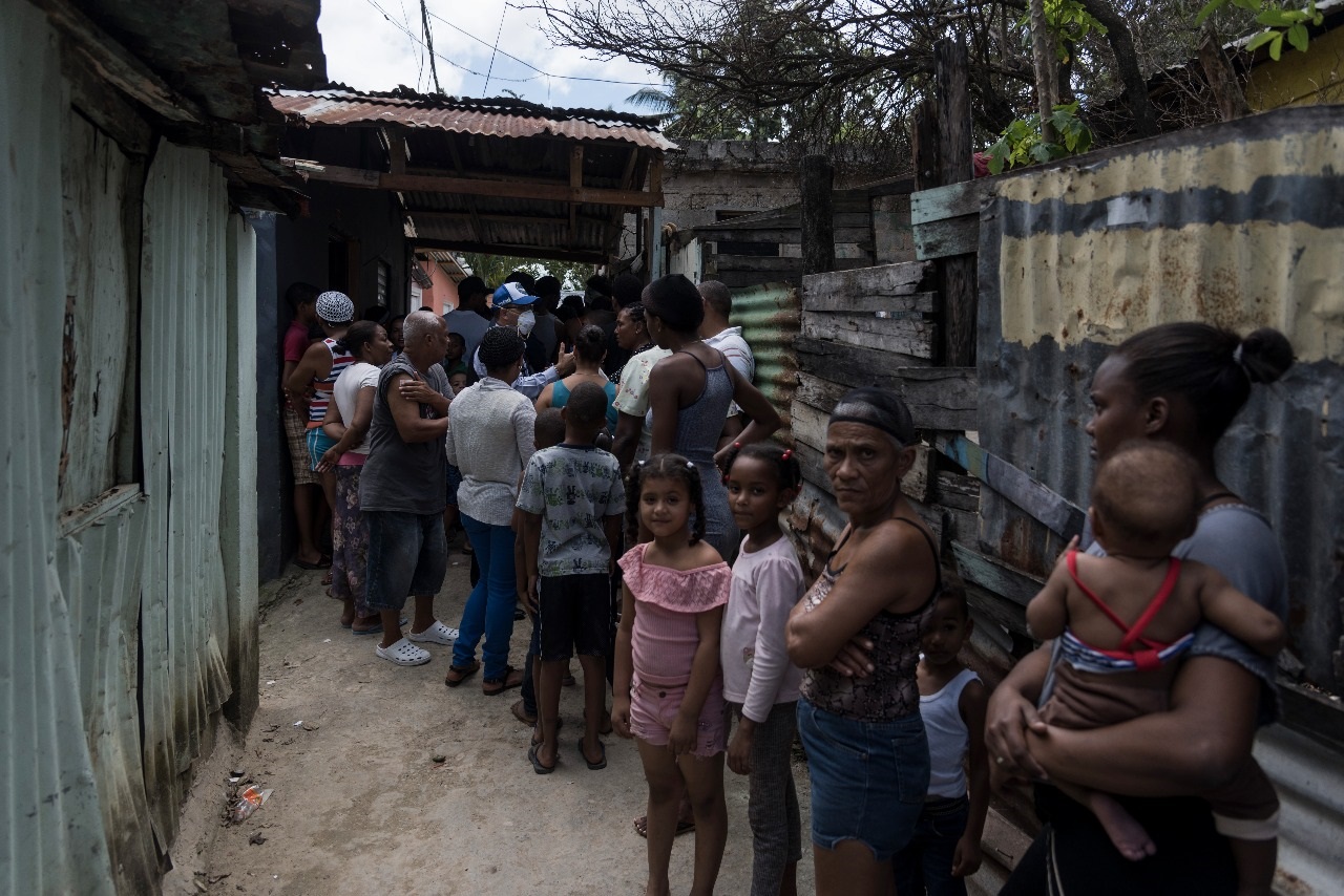 Los residentes de El Chucho, en Los Alcarrizos, acuden a un centro de vacunación habilitado en ese sector después de la muerte de un niño de cuatro años que llegó desde Haití.