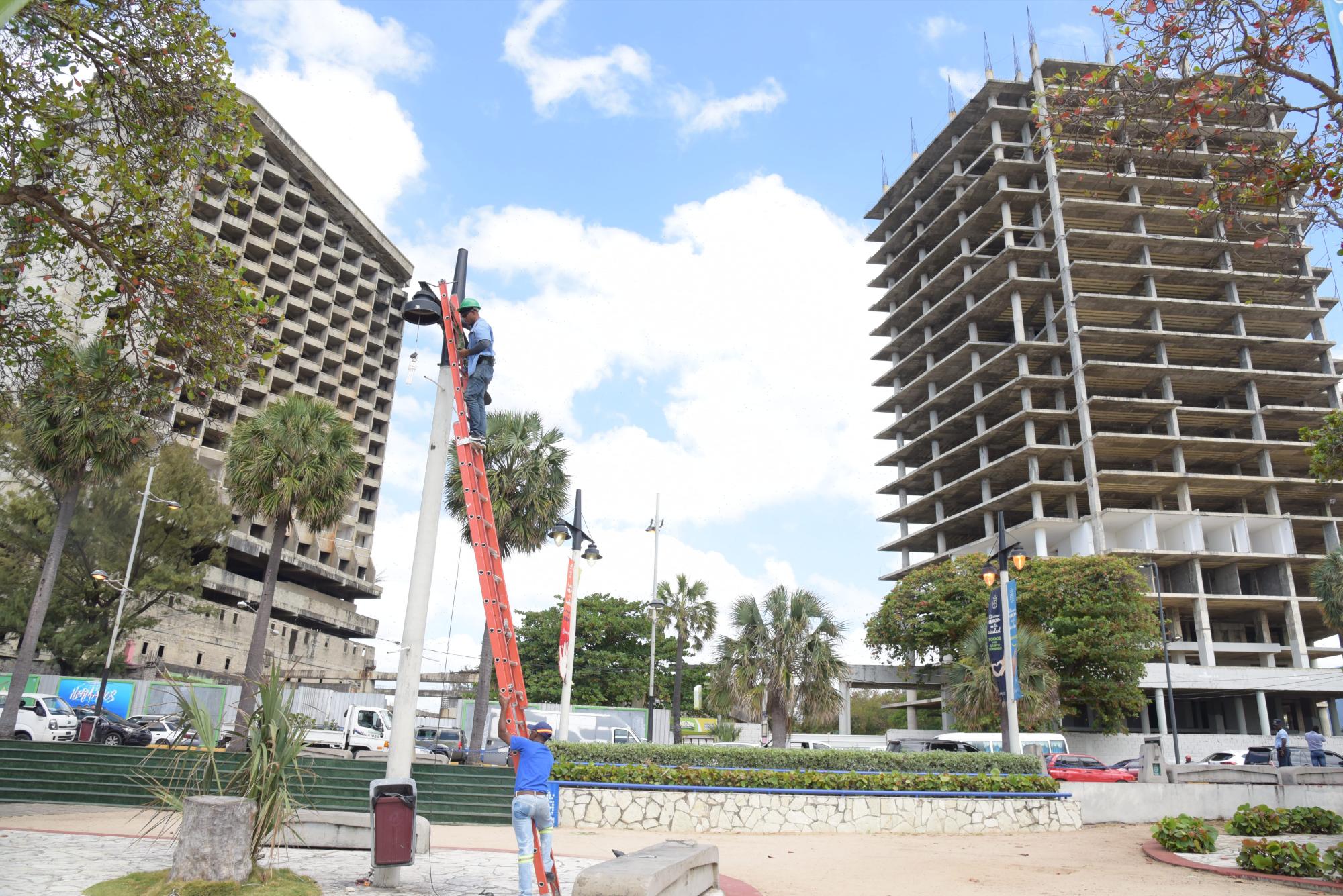 Los dos edificios en construcción en el Malecón 