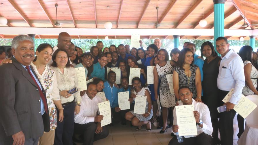 Capacitan maestros de Monte Plata en valores para la paz y el desarrollo