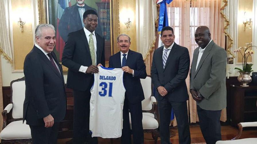 Danilo Medina recibe al baloncestista Ángel Delgado