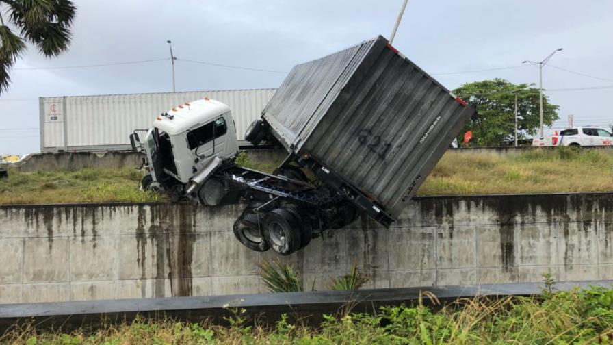 Patana de doble cola se accidenta en la autopista Las Américas; no se han reportado víctimas   