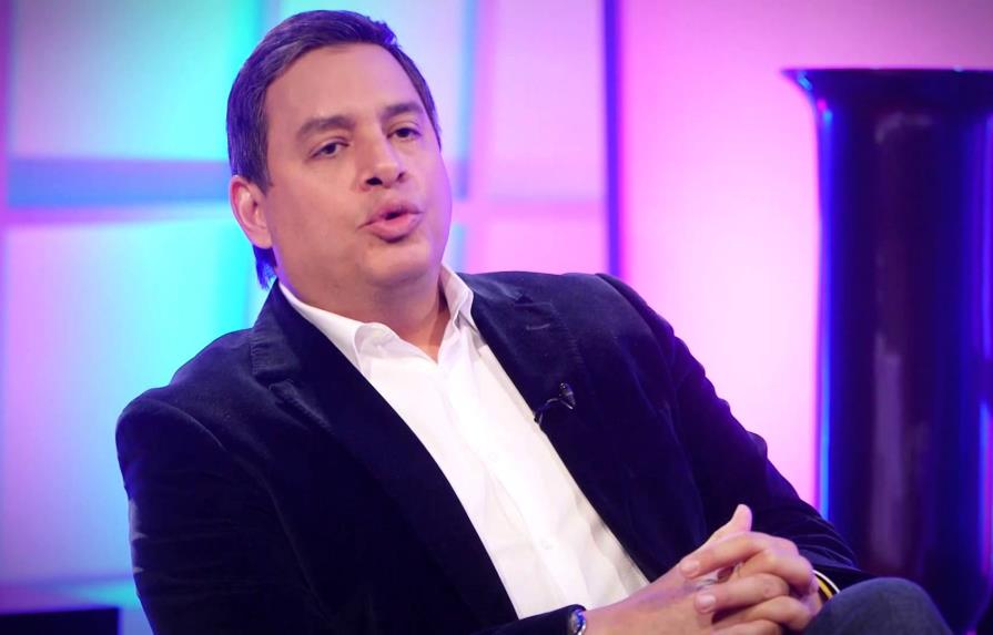 Daniel Sarcos anuncia su salida de Telemundo; iniciará proyecto con la Lotería Nacional Dominicana