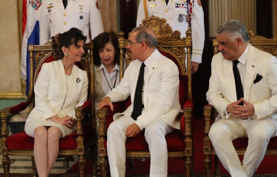 Cinco nuevos embajadores presentaron sus credenciales al presidente Medina