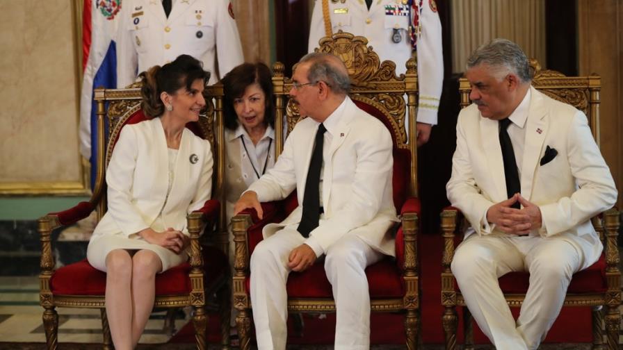 Cinco nuevos embajadores presentaron sus credenciales al presidente Medina Cinco nuevos embajadores presentaron sus credenciales al presidente Medina