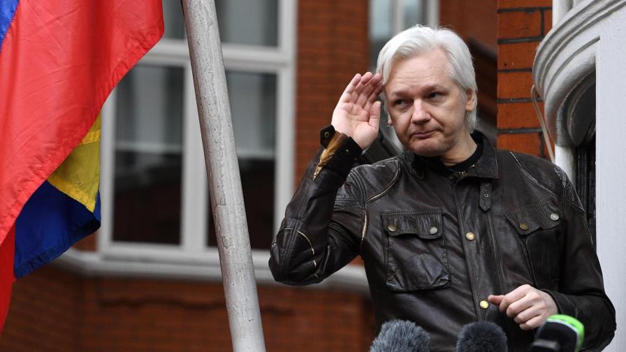 Ecuador restringe comunicación a Julian Assange 