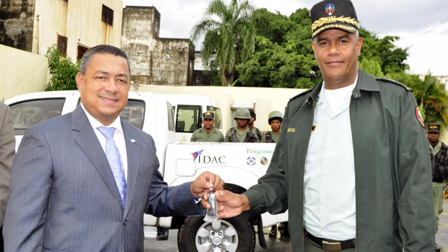 El IDAC dona vehículo para Servicio Nacional de Protección Ambiental