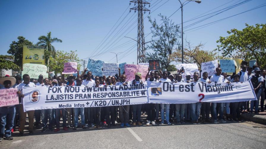 Cientos de personas reclaman en calles de Haití aparición de fotógrafo