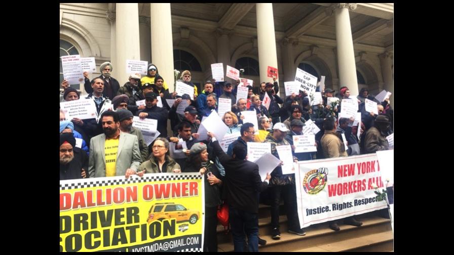 Cientos de taxistas protestan por multas en la alcaldía de Nueva York 