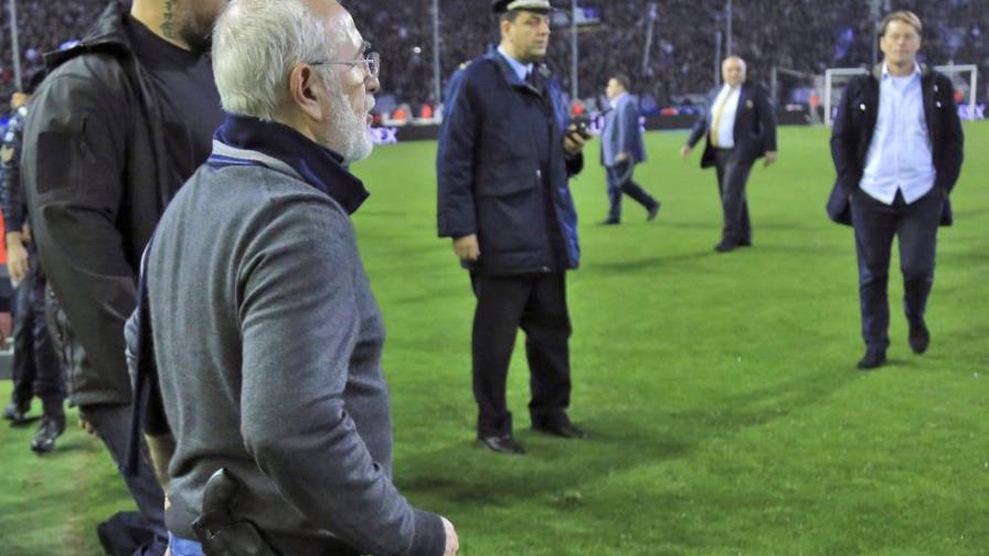 Tres años sin ingresar a estadios y 100 mil euros de multa al presidente que entró con pistola al campo Tres años sin ingresar a estadios y 100 mil euros de multa al presidente que entró con pistola al campo