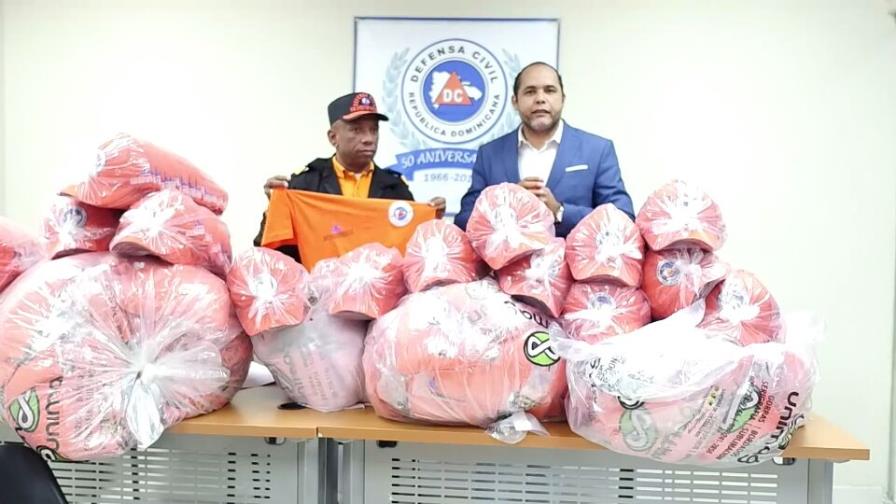 Ayuntamiento de Santiago dona a la Defensa Civil camisetas y gorras para operativo Semana Santa 2018