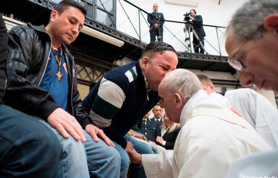 El papa dice ante presos que la pena de muerte “no es humana ni cristiana”
