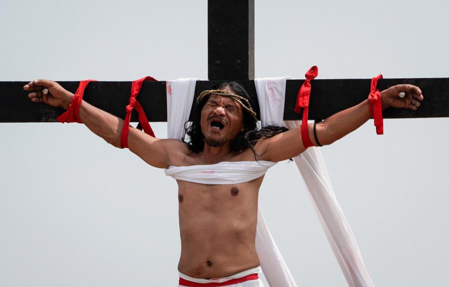 Clavados en la cruz cual Jesucristo, la fe llevada al extremo en Filipinas 