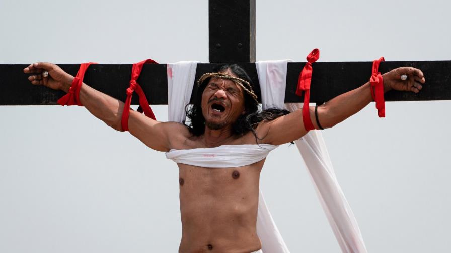 Clavados en la cruz cual Jesucristo, la fe llevada al extremo en Filipinas 
