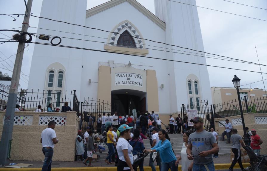 Feligreses abarrotan iglesias en Santiago