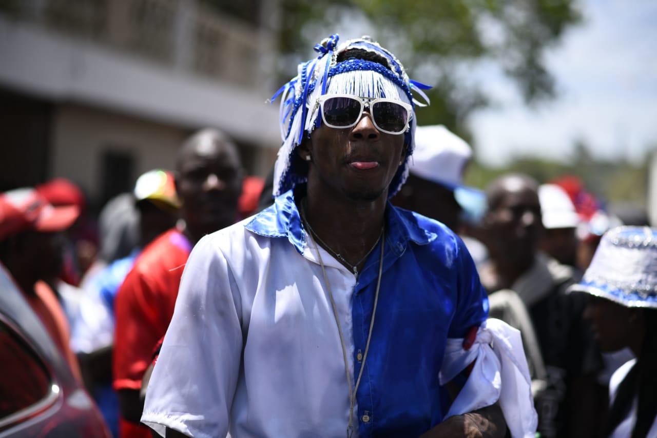 Los bailadores de gagá utilizan objetos, ropas e instrumentos que son bautizados en ceremonias que se realizan de madrugada días antes de salir a recorrer las calles.
