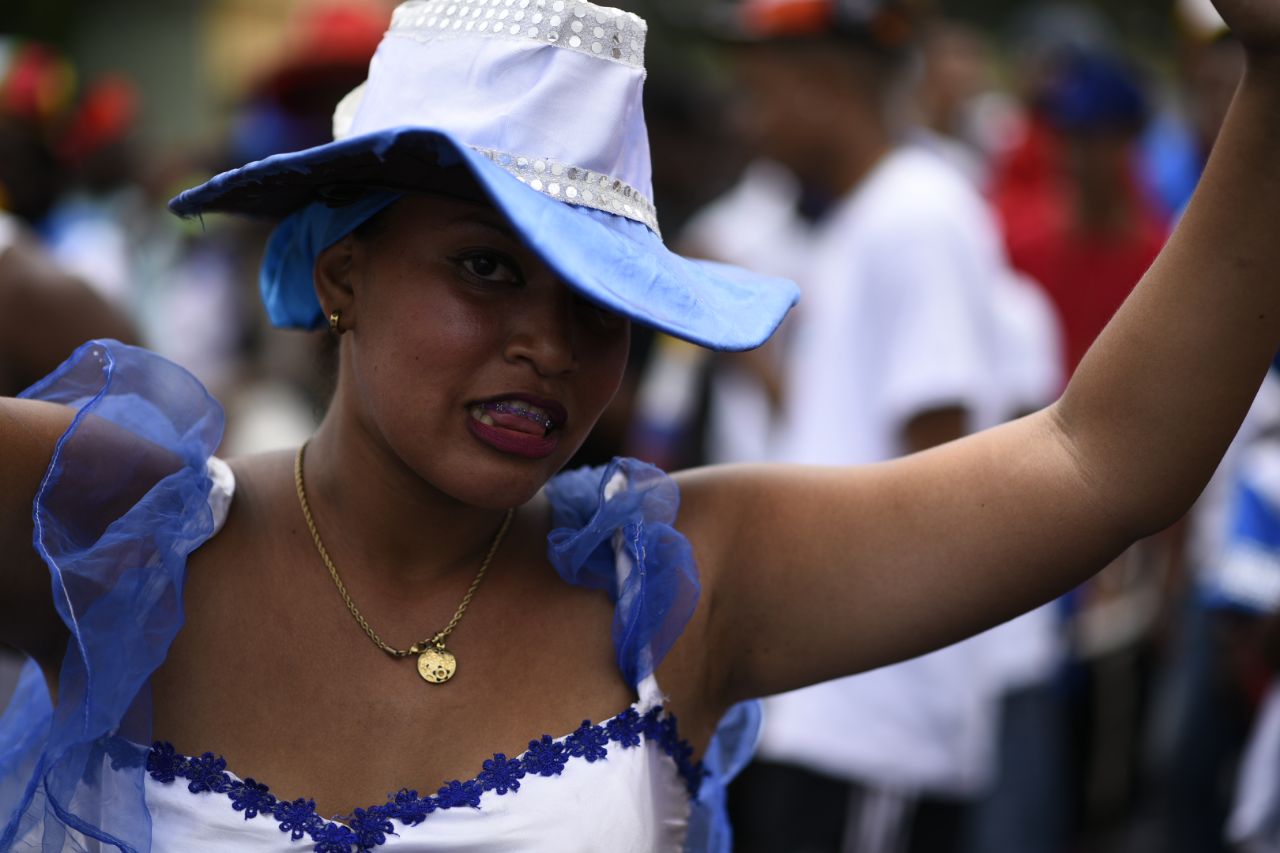 Los bailadores de gagá utilizan objetos, ropas e instrumentos que son bautizados en ceremonias que se realizan de madrugada días antes de salir a recorrer las calles.