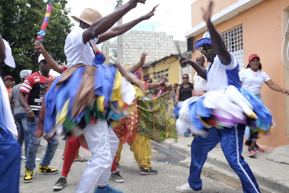 Los bailadores de gagá utilizan objetos, ropas e instrumentos que son bautizados en ceremonias que se realizan de madrugada días antes de salir a recorrer las calles.