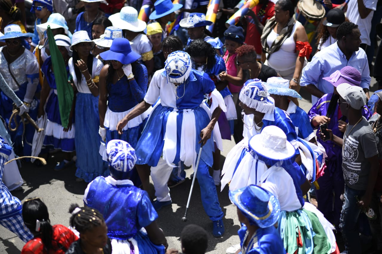 Los bailadores de gagá utilizan objetos, ropas e instrumentos que son bautizados en ceremonias que se realizan de madrugada días antes de salir a recorrer las calles.