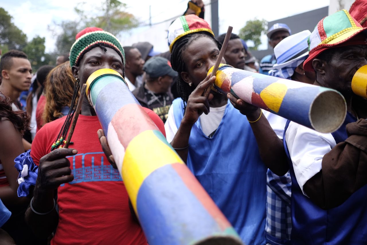 Los bailadores de gagá utilizan objetos, ropas e instrumentos que son bautizados en ceremonias que se realizan de madrugada días antes de salir a recorrer las calles.