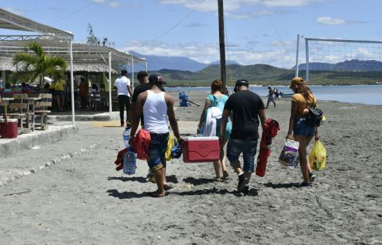 Pocas personas fueron a bañarse a playas de Baní y San Cristóbal
