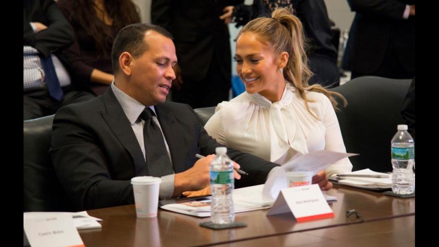 VIDEO: Jennifer López sorprende a Alex Rodríguez en cabina de transmisión durante el juego Gigantes-Dodgers