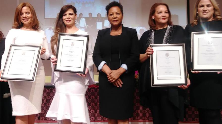 Consulado en Nueva York reconoce a dominicanas durante feria del libro