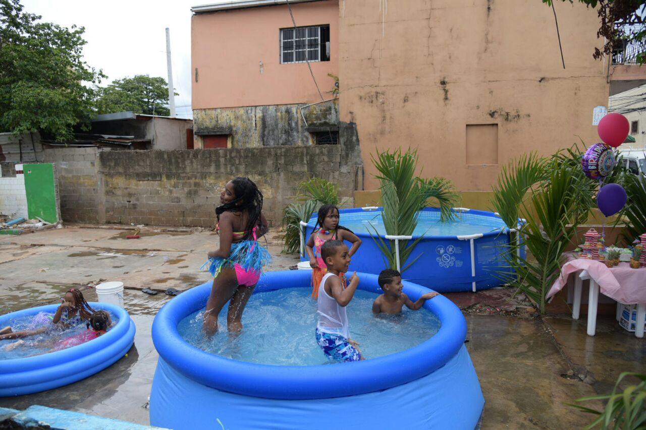 Pequeños se divierten en la ciudad. 